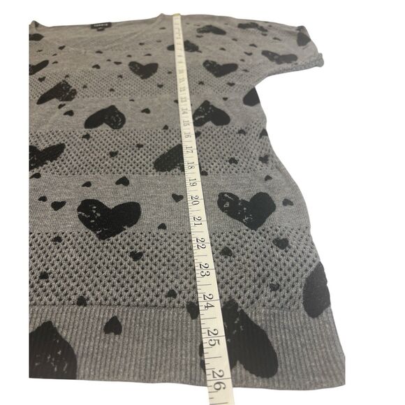 Torrid Gray Heart Print Knit Sweater Size 0 Short Sleeve V-Neck Pullover - Picture 5 of 7